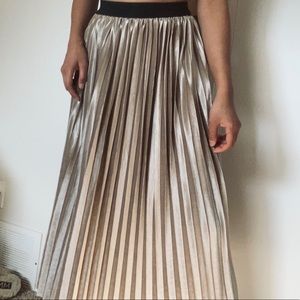 Pleated Skirt beige